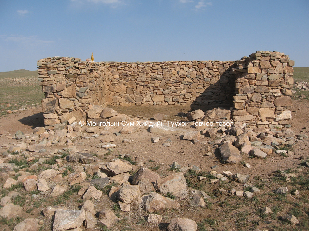 Ламын хийдийн туурин дээр 1992 онд босгосон хана